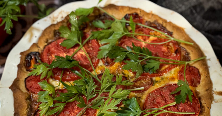 ΤΑΡΤΑ ΚΑΛΟΚΑΙΡΙΝΗ ΜΕ ΝΤΟΜΑΤΕΣ, ΜΠΕΪΚΟΝ ΚΑΙ ΤΣΕΝΤΑΡ