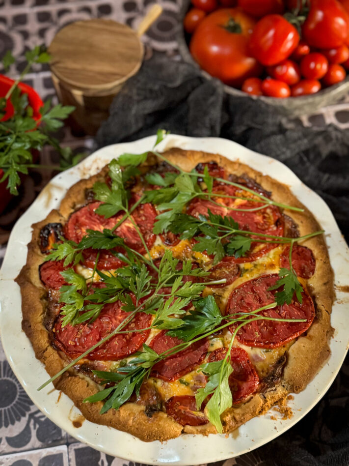 ΤΑΡΤΑ ΚΑΛΟΚΑΙΡΙΝΗ ΜΕ ΝΤΟΜΑΤΕΣ, ΜΠΕΪΚΟΝ ΚΑΙ ΤΣΕΝΤΑΡ