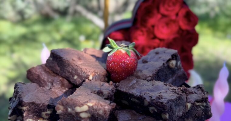 ΜΑΣΤΙΧΩΤΑ BROWNIES ΜΕ ΚΑΡΥΔΙΑ