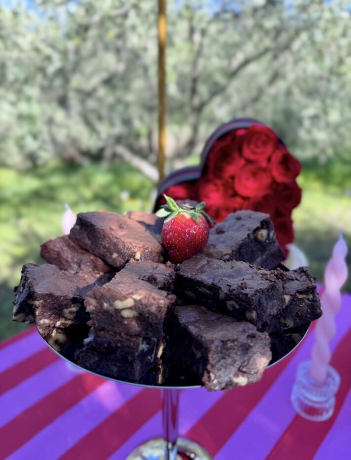 ΜΑΣΤΙΧΩΤΑ BROWNIES ΜΕ ΚΑΡΥΔΙΑ