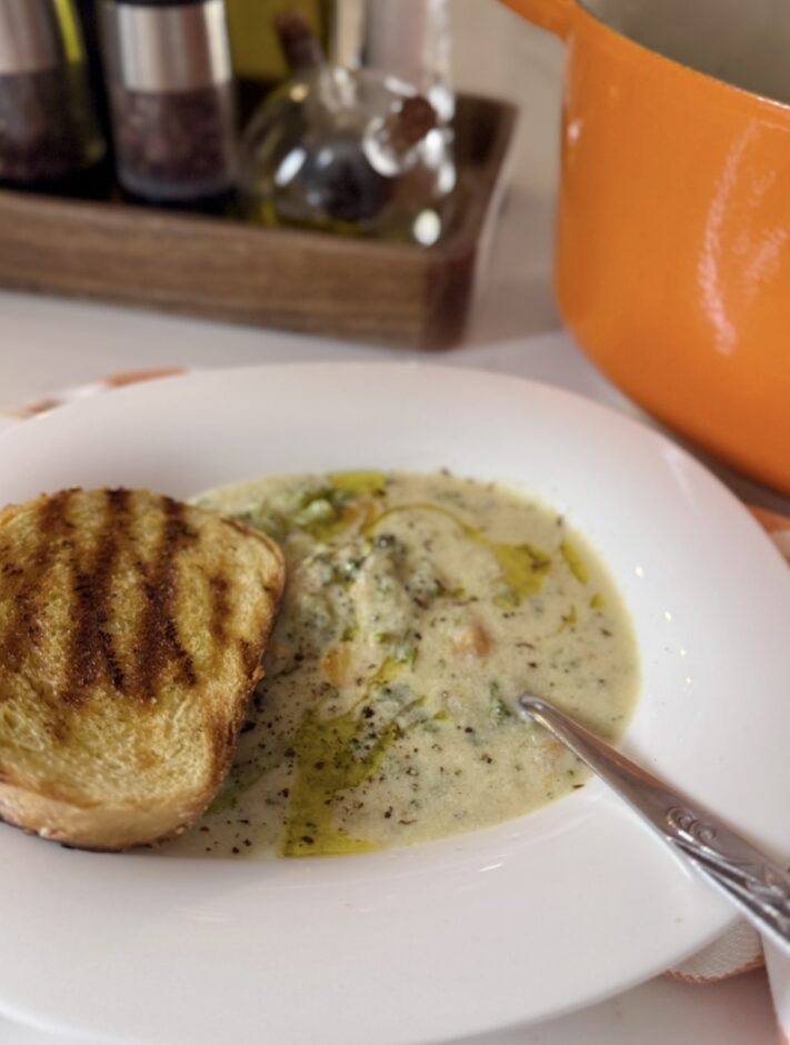 ΣΟΥΠΑ ΜΕ ΜΠΡΟΚΟΛΟ ΚΑΙ ΛΙΩΜΕΝΟ ΤΥΡΙ: ΠΑΡΗΓΟΡΙΑ ΓΙΑ ΤΙΣ ΚΡΥΕΣ ΝΥΧΤΕΣ